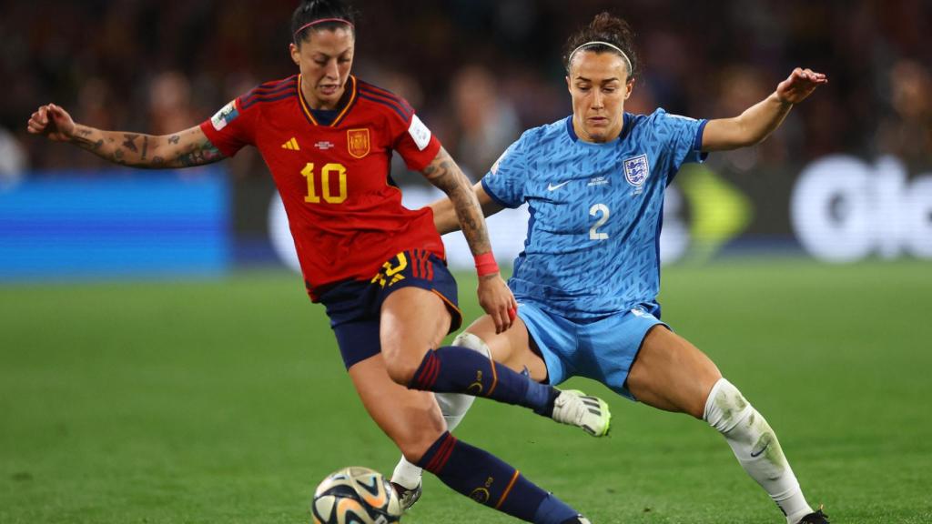 Jennifer Hermoso presionada por Lucy Bronze