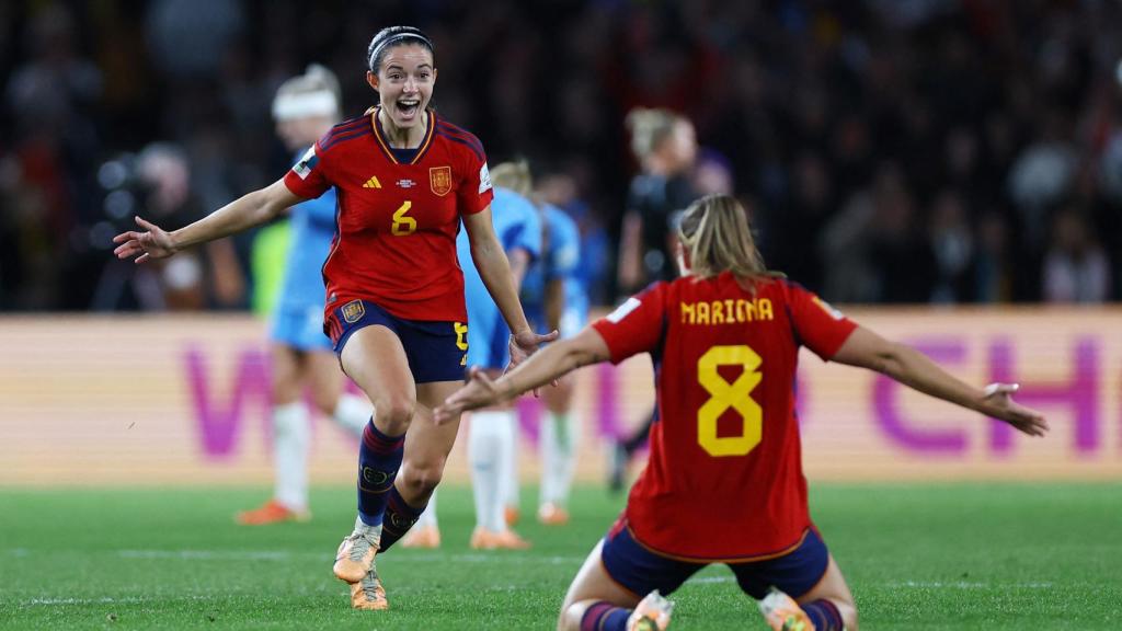 Mariona Caldentey y Aitana Bonmatí celebran el Mundial