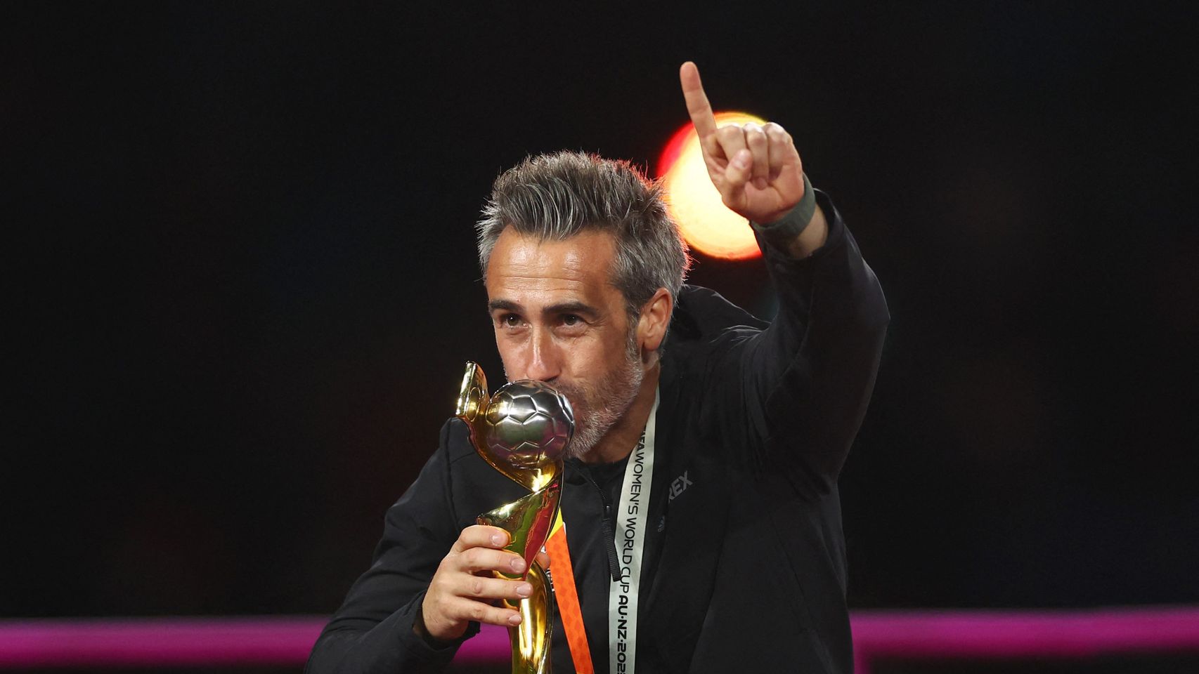 Jorge Vilda besa el trofeo del Mundial de fútbol