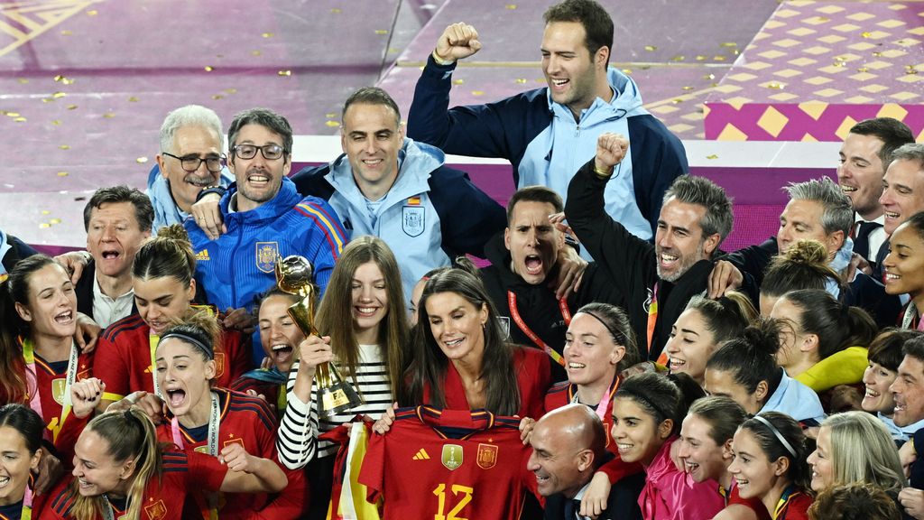 La Reina Letizia y la Infanta Sofía junto a las campeonas del Mundo