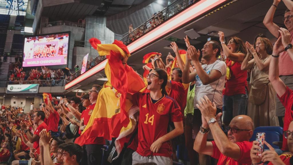 La grada gritaba de júbilo cuando las jugadoras han sido proclamadas Campeonas del mundo.