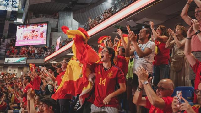 La grada gritaba de júbilo cuando las jugadoras han sido proclamadas Campeonas del mundo.