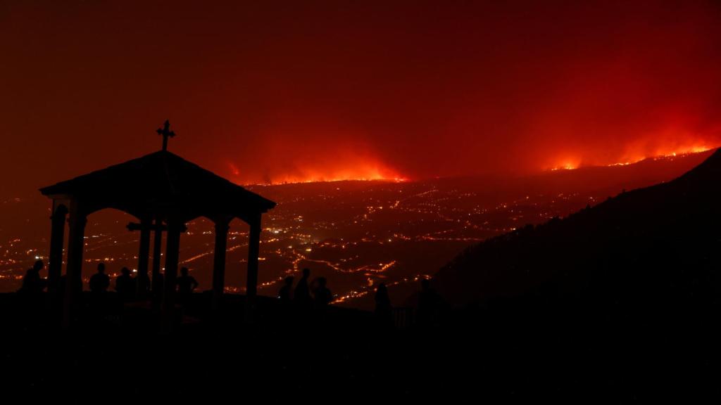 El incendio de Tenerife continúa en el norte pero se estabiliza en el flanco sur, donde comenzó