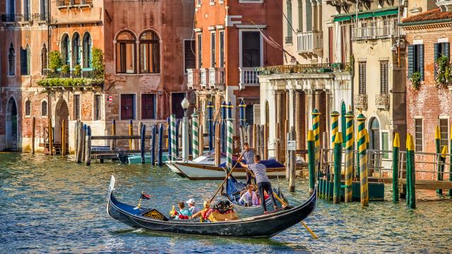 Una góndola navegando por un canal de Venecia