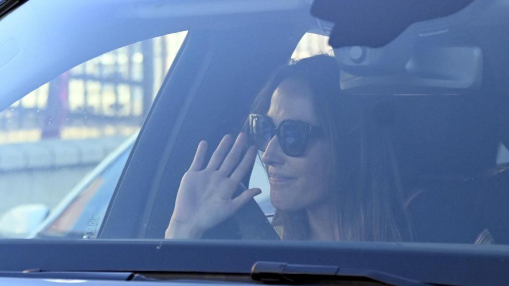 Malú, saliendo del tanatorio.