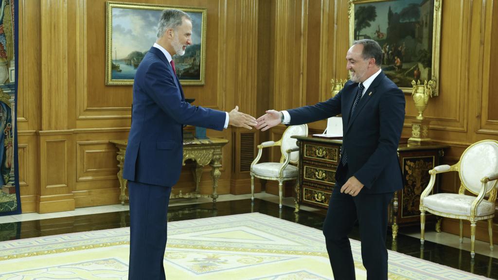 El Rey Felipe VI dándole la bienvenida al Palacio de la Zarzuela al presidente de UPN, Javier Esparza. Este lunes 21 de agosto.