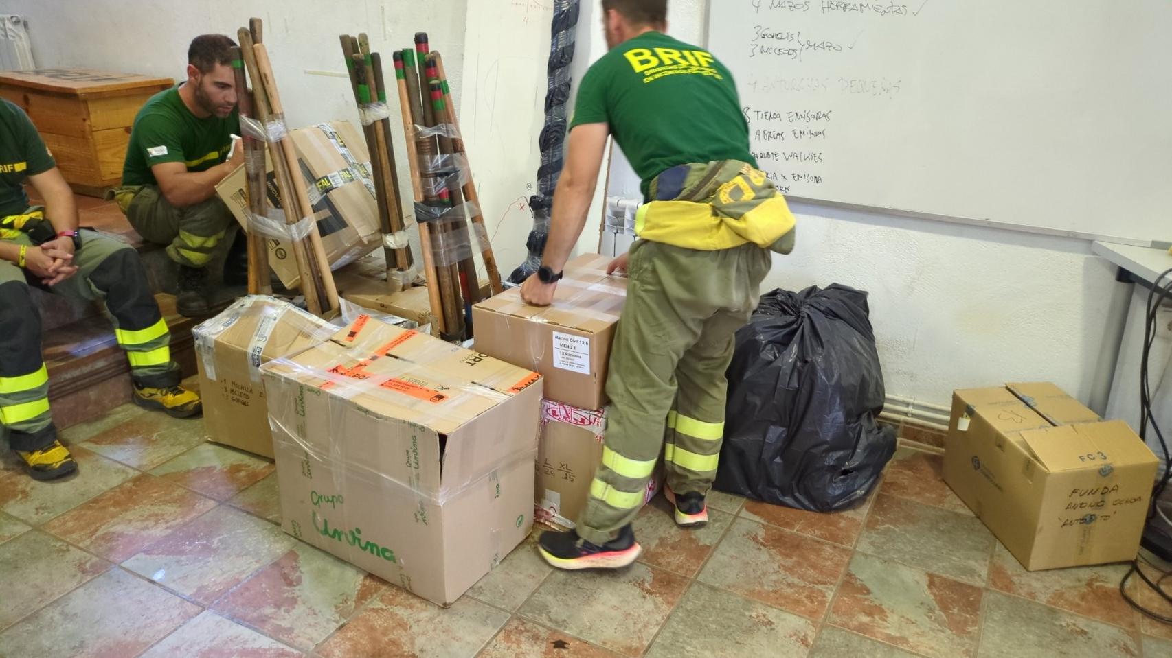 Bomberos de la BRIF de Tabuyo terminando de preparar el material antes de partir a Tenerife