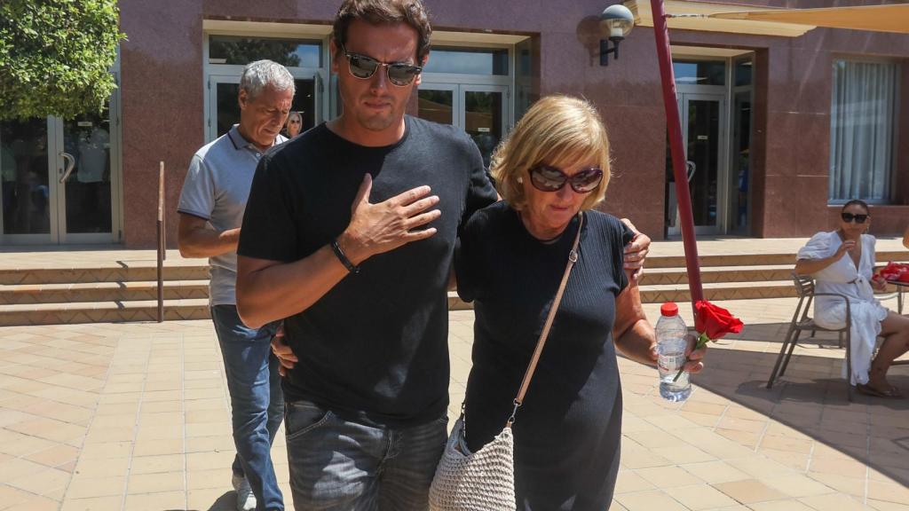 Albert Rivera y su madre saliendo del tanatorio, este lunes 21 de agosto.