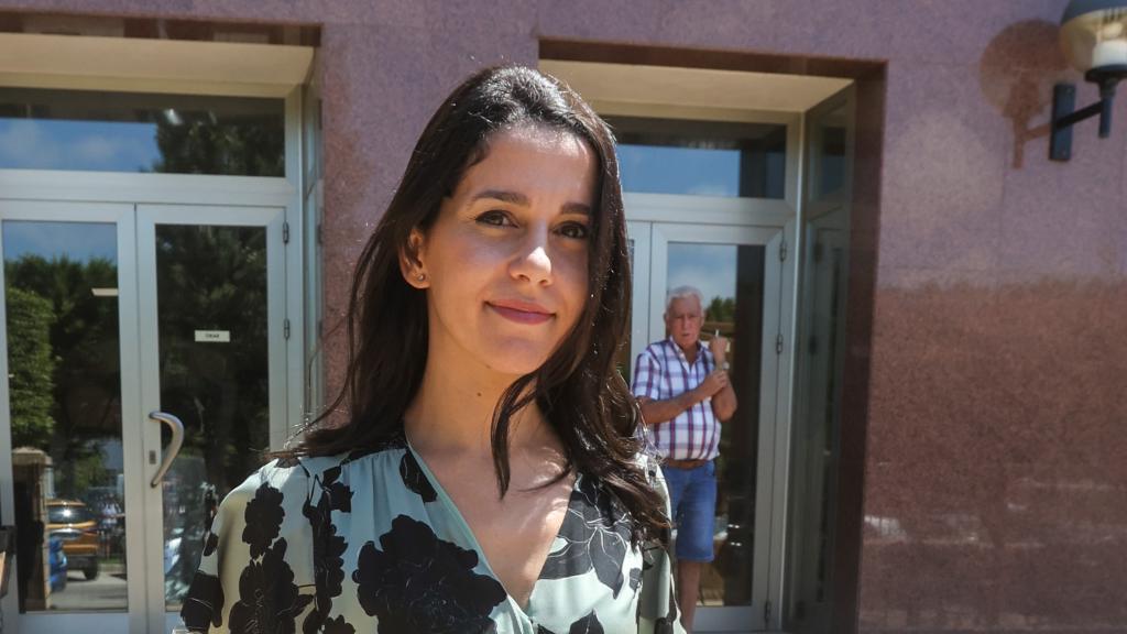 Inés Arrimadas saliendo del tanatorio, este lunes día 21.