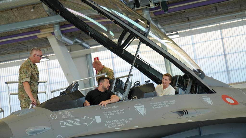 Zelenski comparte carlinga de F-16 con Frederiksen, su homóloga danesa