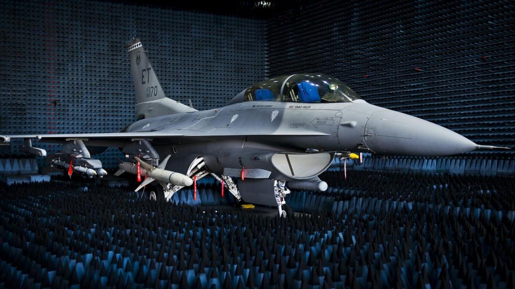 F-16 en una cámara anecoica