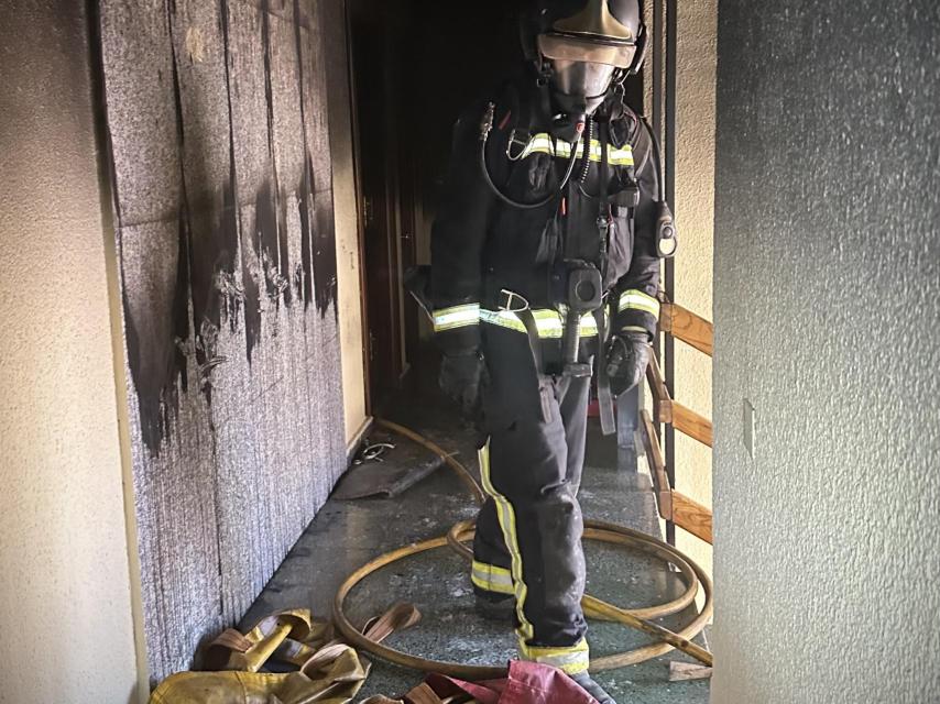 Bomberos apagan el fuego