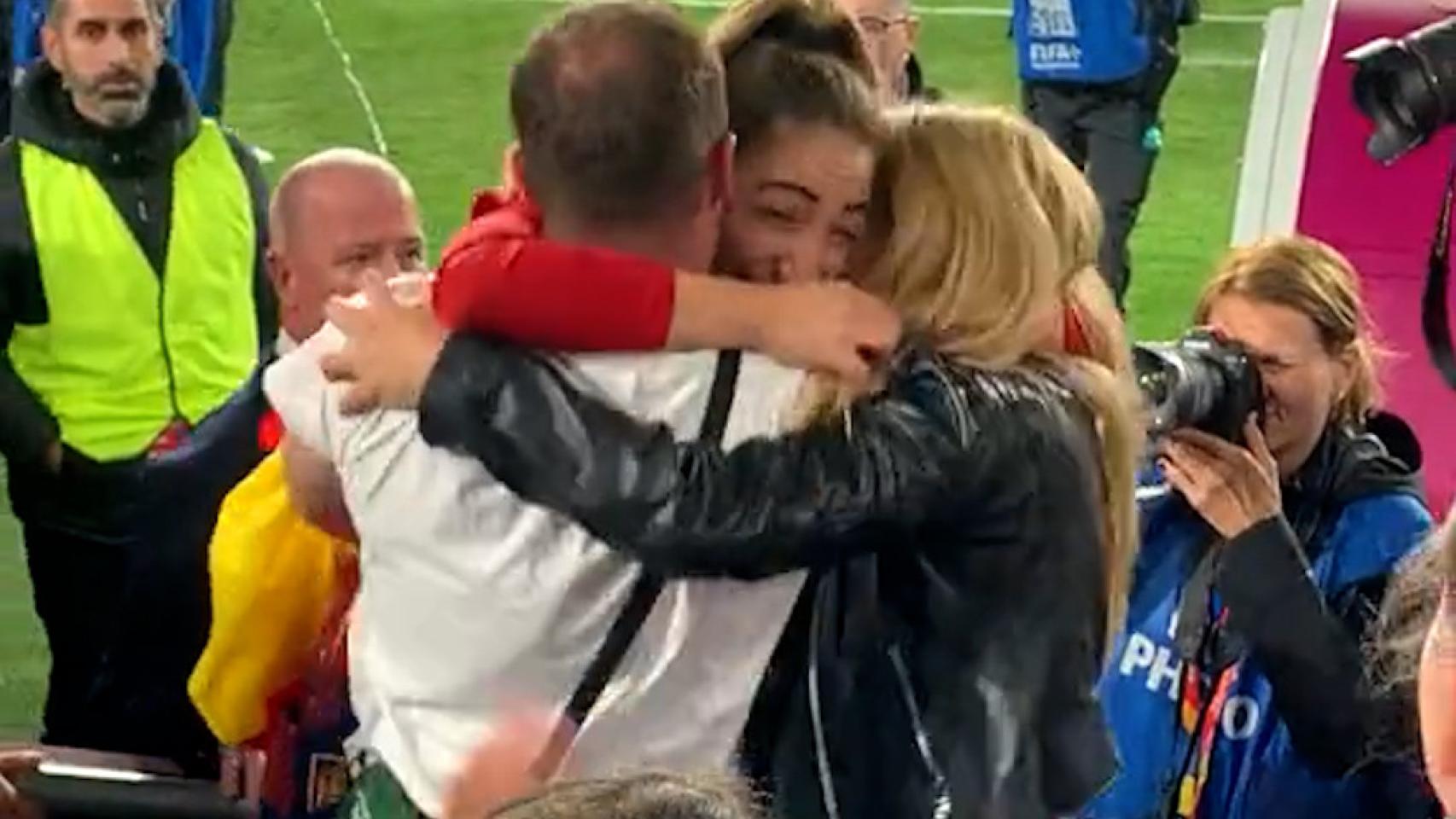 Olga Carmona se abraza con sus familiares.