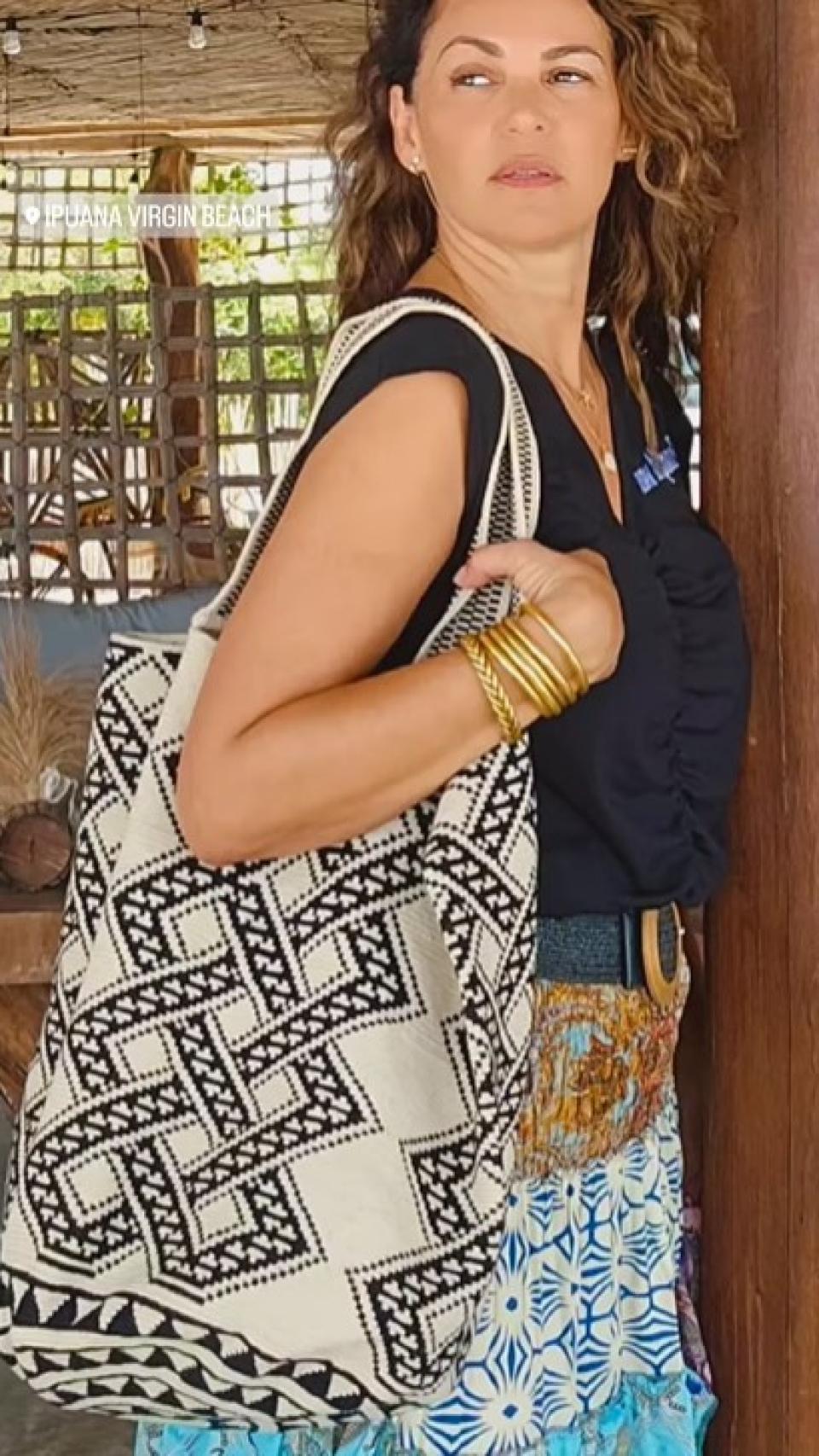 Fabiola Martínez con el bolso de SolAzul.