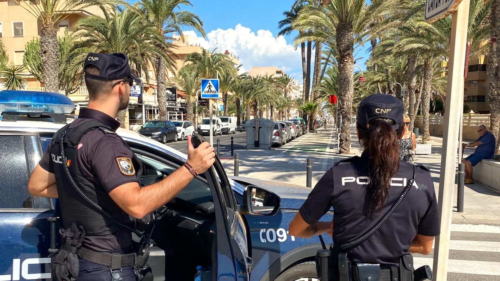 La actuación de los agentes de la policía en Elche, en la imagen, salva la vida de un herido.