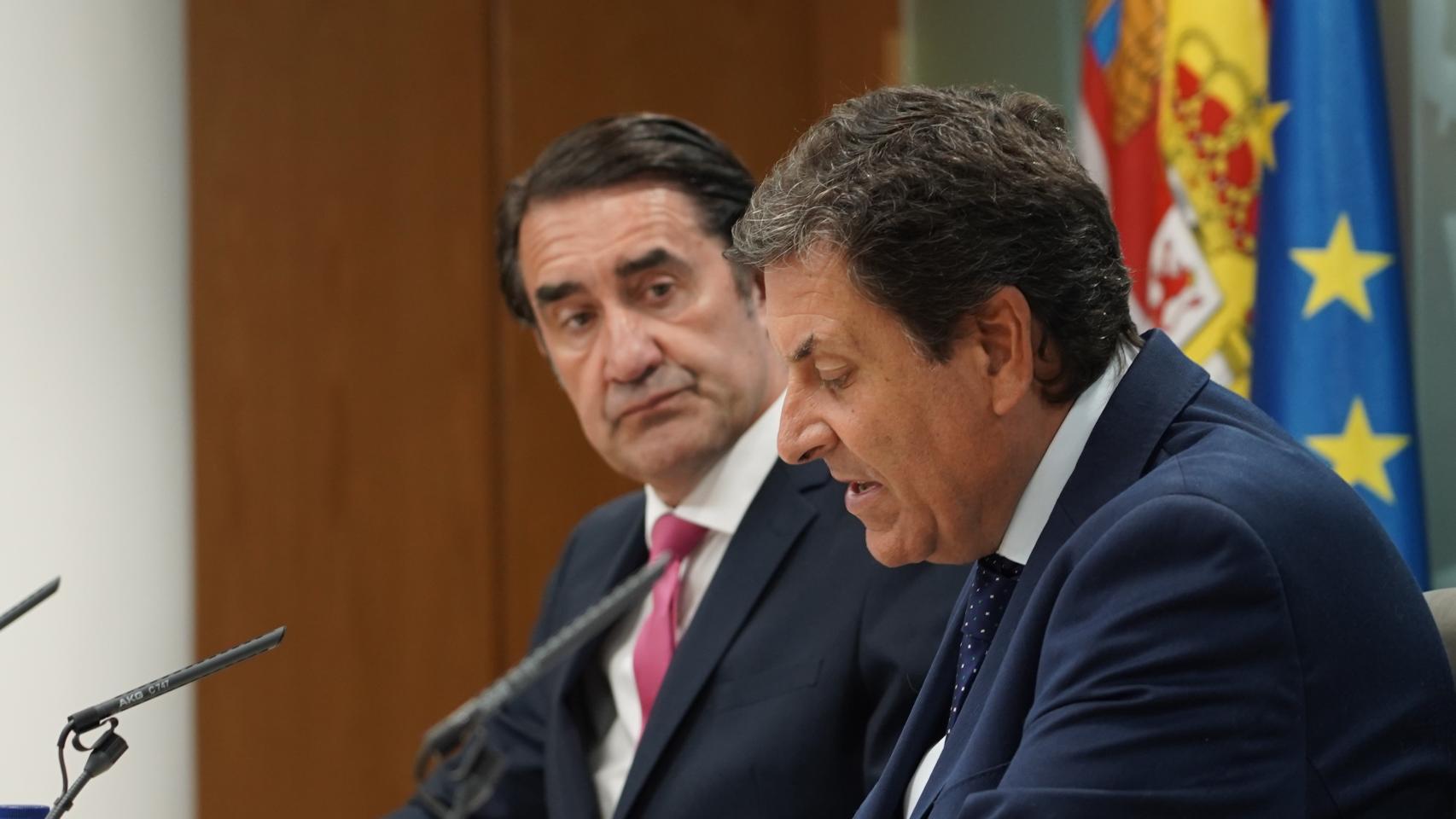El consejero de Economía y Hacienda y portavoz de la Junta, Carlos Fernández Carriedo; el de Medio Ambiente, Vivienda y Ordenación del Territorio, Juan Carlos Suárez-Quiñones; en rueda de prensa del Consejo de Gobierno