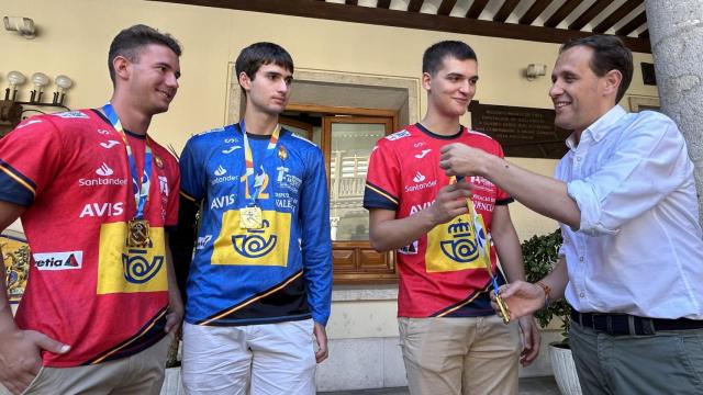 Pablo Herrero, Alejandro Pisonero y Álvaro Pérez en la Diputación Provincial con Conrado Íscar