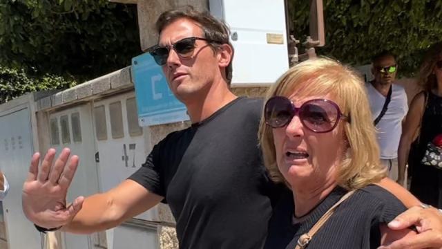 Albert Rivera y su madre, María Jesús, saliendo del tanatorio, este lunes 21 de agosto.