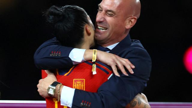 Rubiales, con Jenni Hermoso segundos antes del beso.