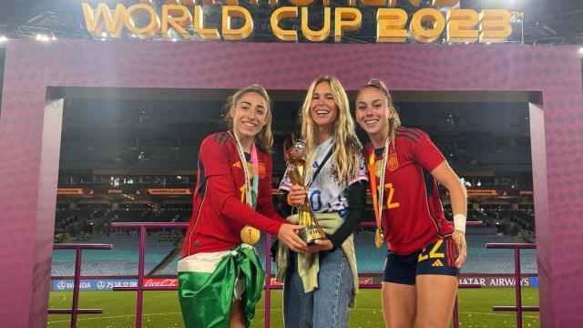 Olga Carmona, junto a su psicóloga, María Aguirre, y Athenea del Castillo.