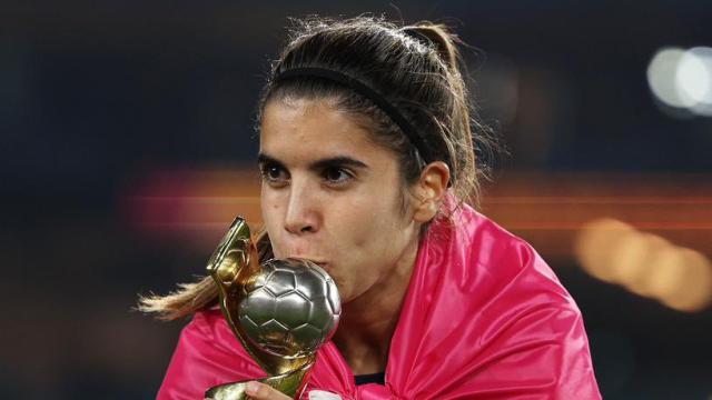 Alba Redondo con la copa del mundo.
