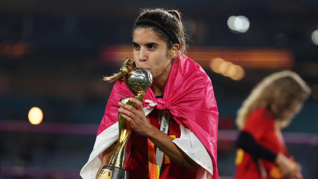 Alba Redondo con la copa del mundo.