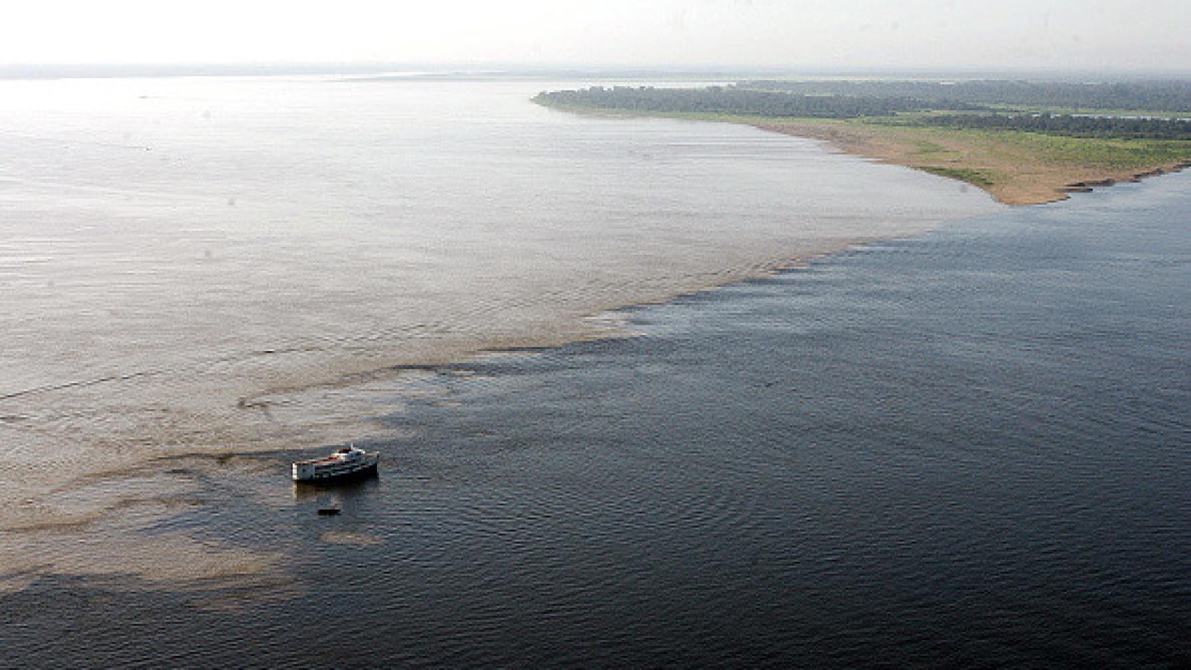 Vista aérea de la frontera a dos colores que une los ríos Negro y Solimões.