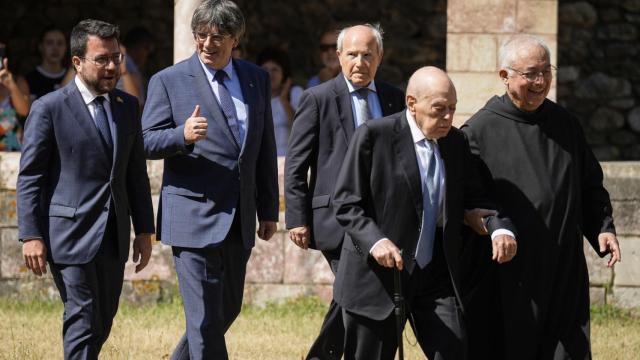 Pere Aragonès, Carles Puigdemont, José Montilla y Jordi Pujol, junto al abad de San Miquel de Cuixà, en Codalet (Francia).