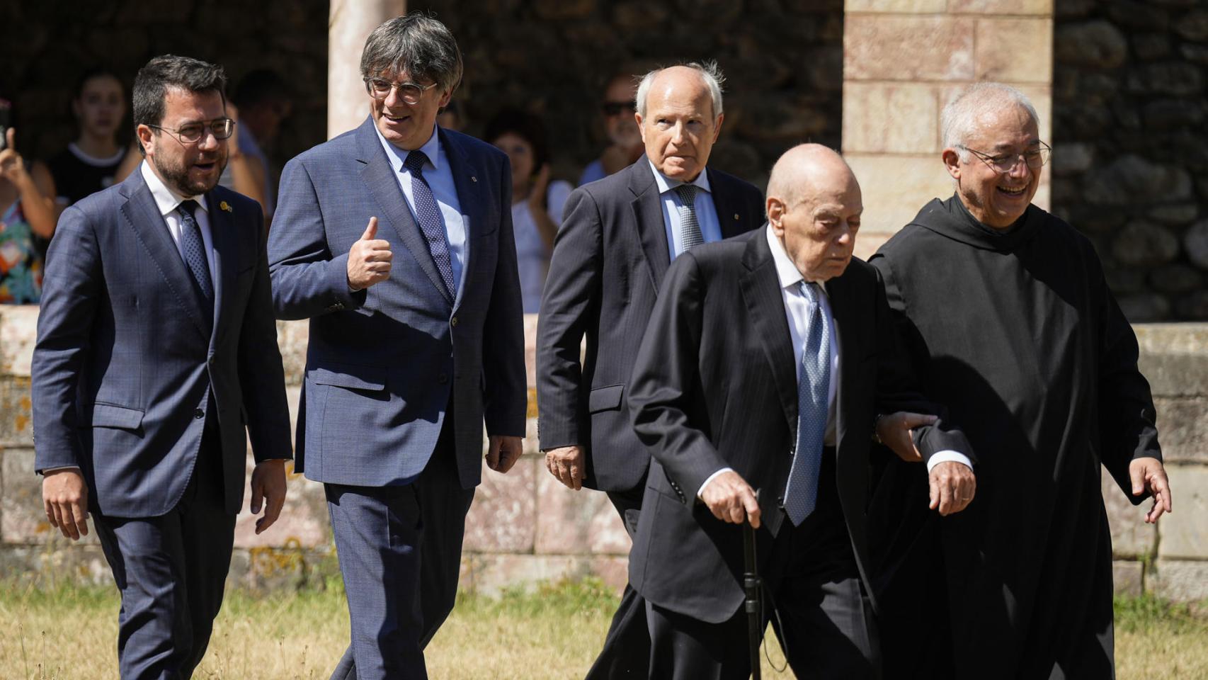 Pere Aragonès, Carles Puigdemont, José Montilla y Jordi Pujol, este lunes junto al abad de San Miquel de Cuixà, en Codalet (Francia).