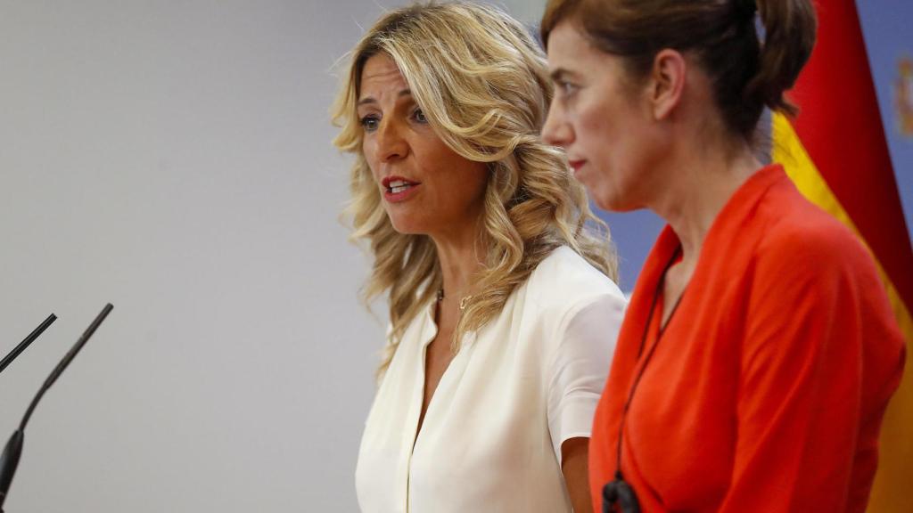 La líder de Sumar, Yolanda Díaz (i), y la portavoz del partido en el Congreso, Marta Lois, ofrecen una rueda de prensa tras su encuentro con el rey Felipe VI .