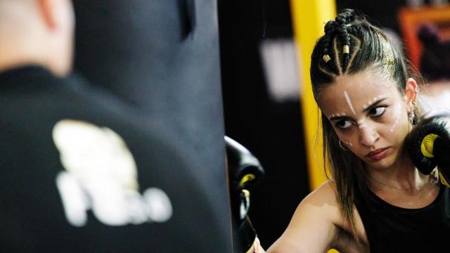 Una chica participa en un campeonato de boxeo.