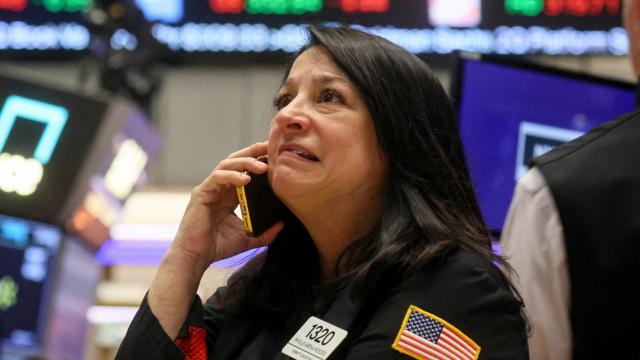 Una operadora trabaja en la Bolsa de Nueva York.