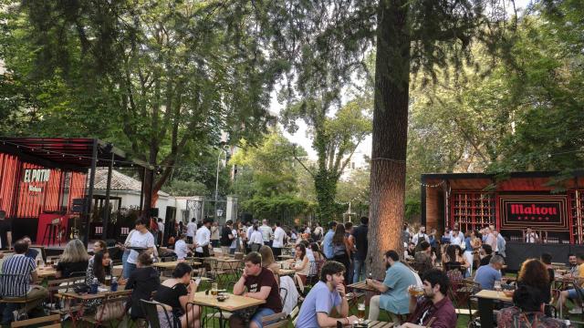 El jardín se llena de gente cada noche de verano.
