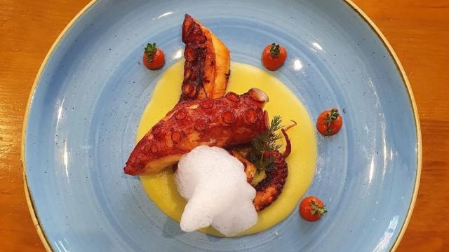 Pulpo a la brasa con muselina de patata, mojo picón y una espuma de aire de albariño, el ganador en la VII edición de Pulpo Pasión en cocina de vanguardia.