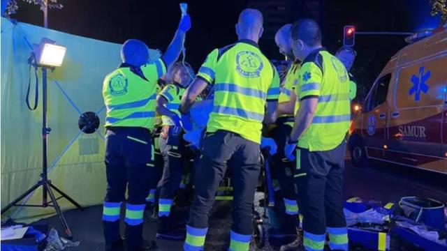 Agentes del Samur- Protección Civil asistiendo al atropellado.