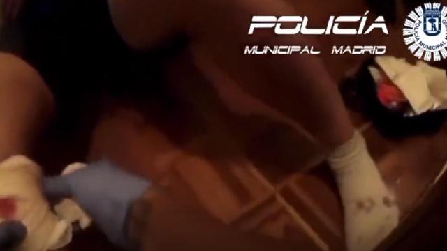 Agentes de la Policía Municipal atendiendo a la víctima de las puñaladas.