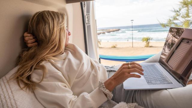 Una mujer trabajando durante las vacaciones.