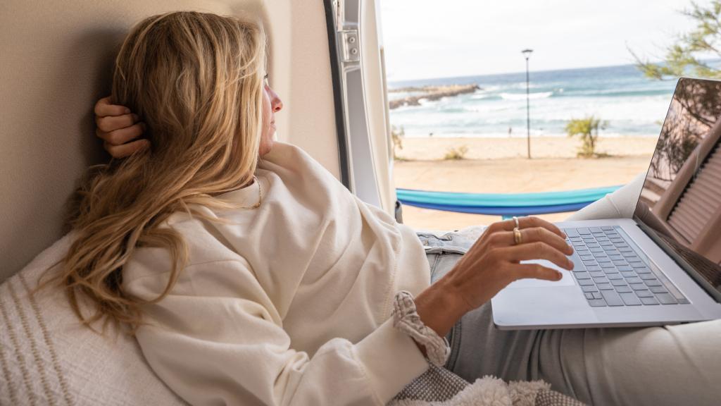 Una mujer trabajando durante las vacaciones.