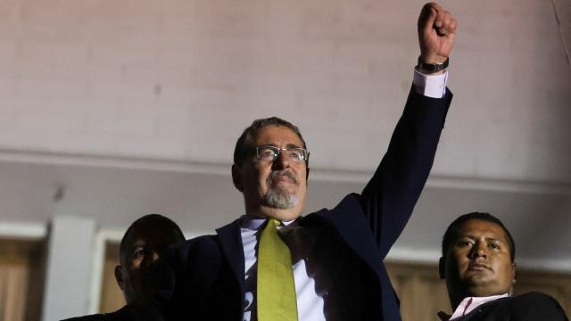 Bernardo Arévalo este domingo, junto a dos guardaespaldas, tras conocer los resultados electorales.