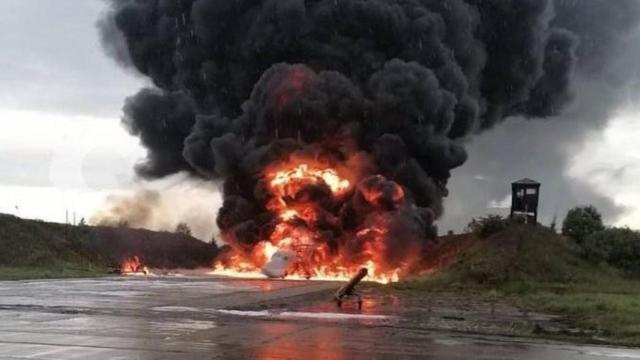 Bombardero ruso supersónico en llamas en la base aérea de Soltsy-2