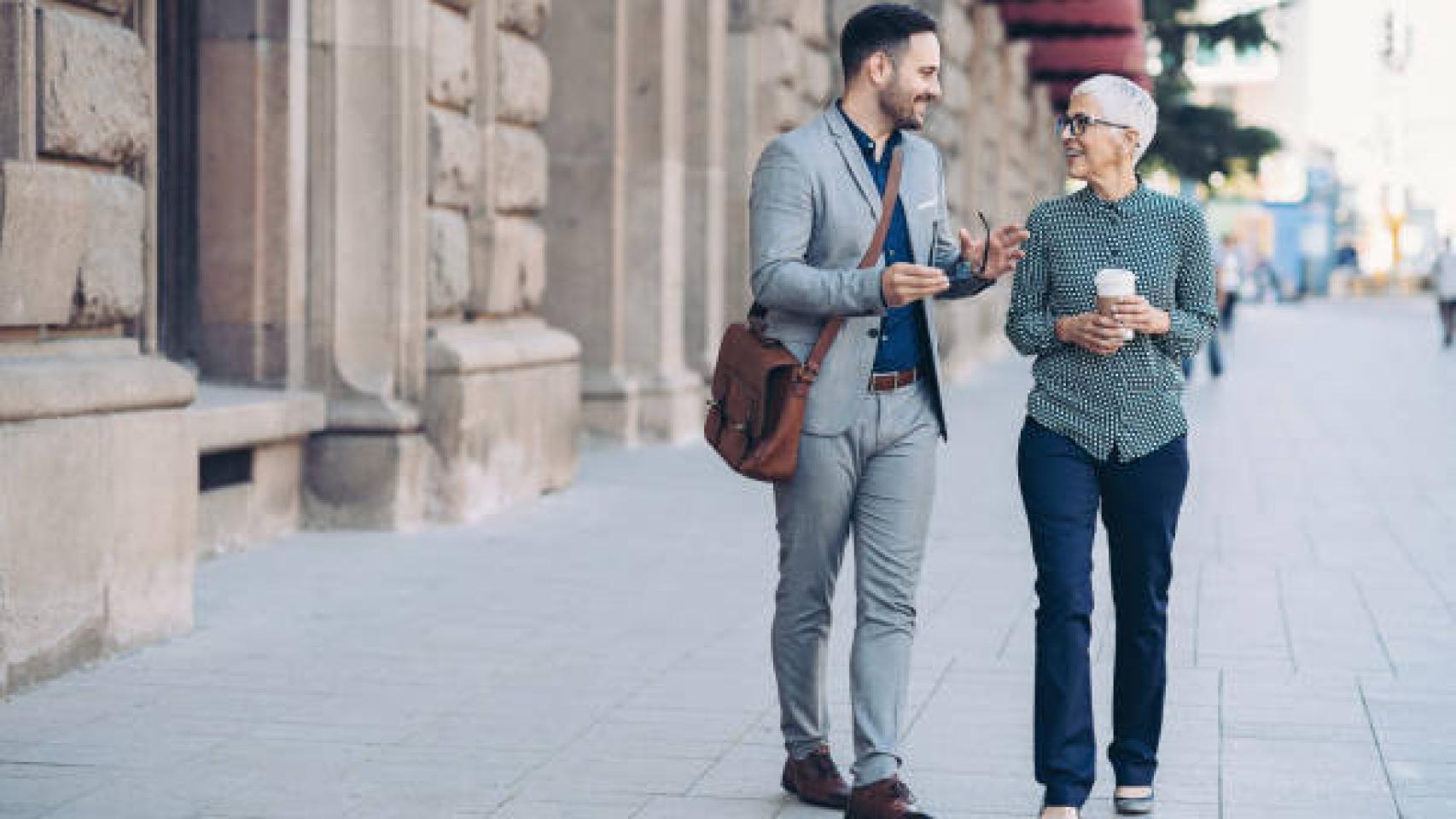 Dos personas hablando por la calle