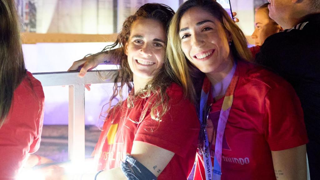 Olga Carmona sonriente en el autobús