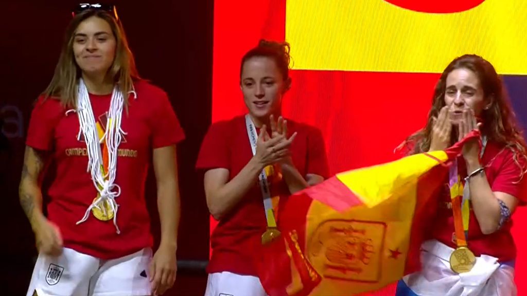 Las jugadoras comienzan a salir al escenario
