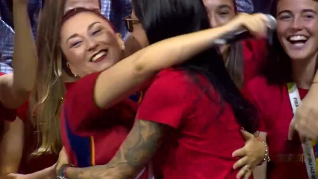 Camela sale a cantar con las jugadoras