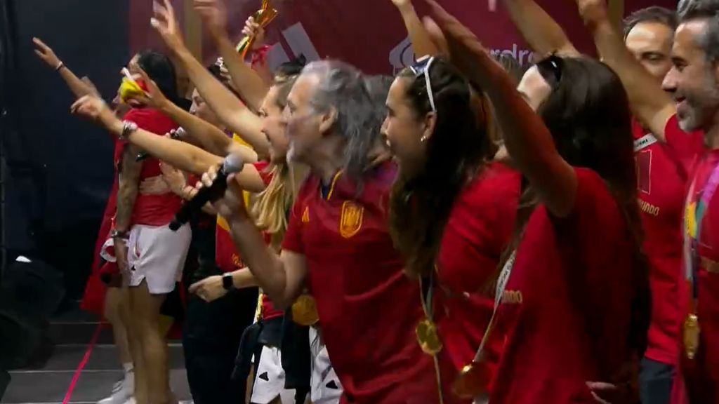 Camela canta con las jugadoras