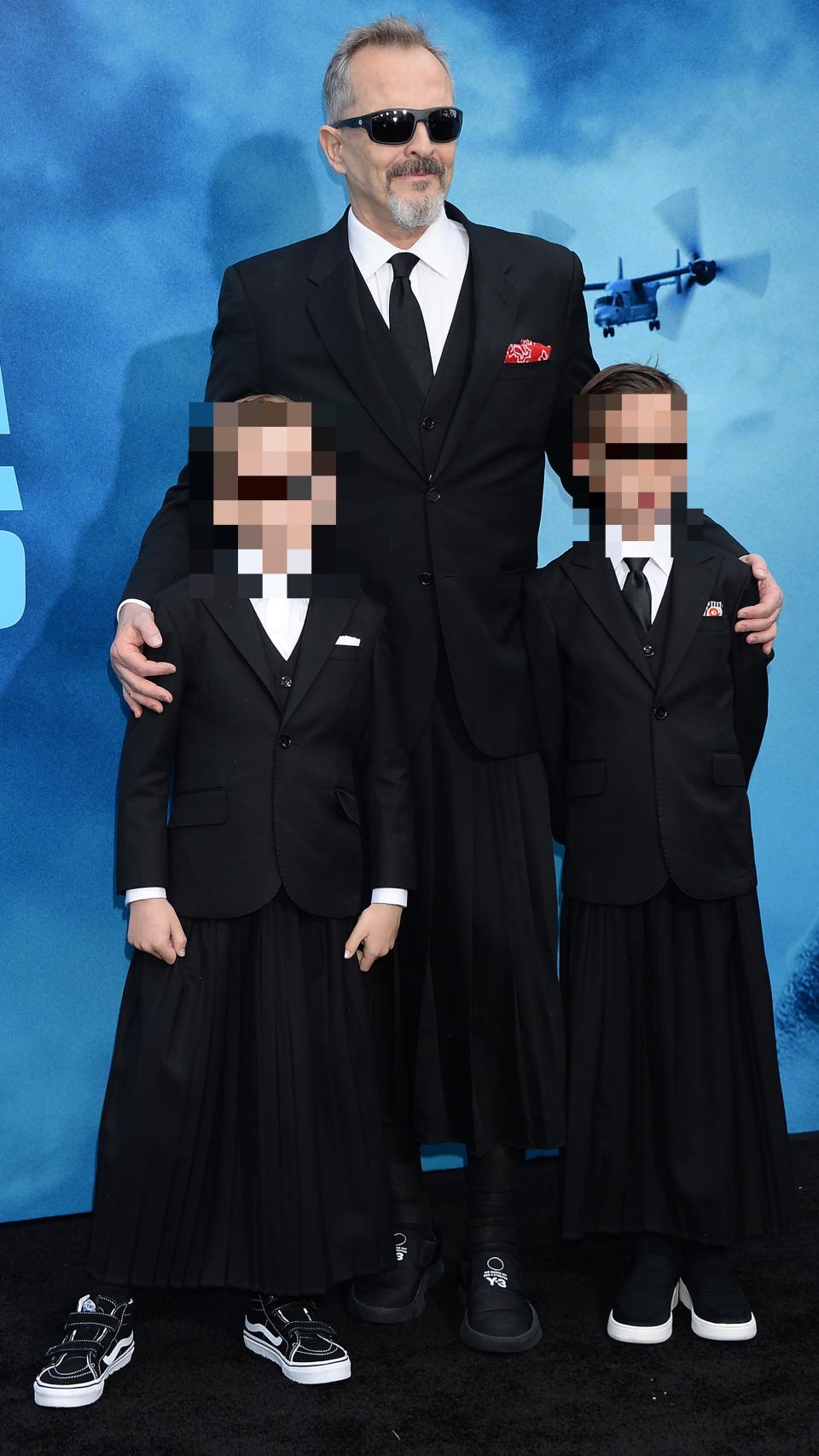 Miguel Bosé con sus dos hijos en mayo de 2019.