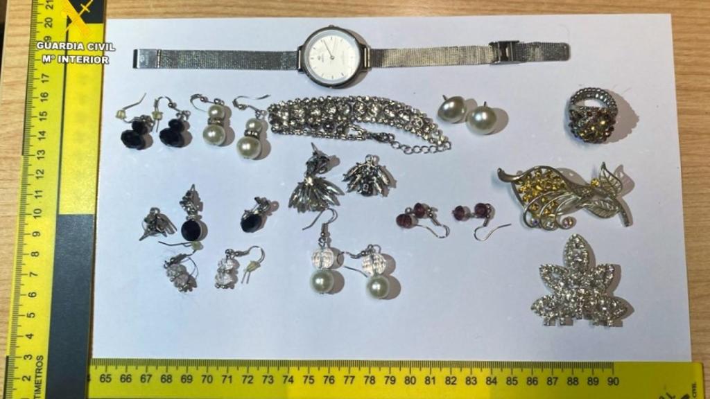 Las joyas intervenidas al sospechoso del robo en Aspe.