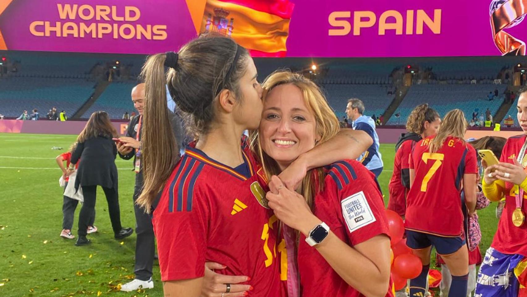 Alba Redondo junto a su novia.