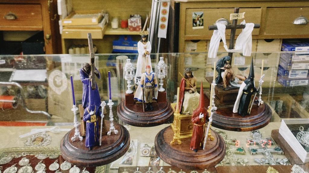 Figuritas de Semana Santo en la Cerería Zalo.