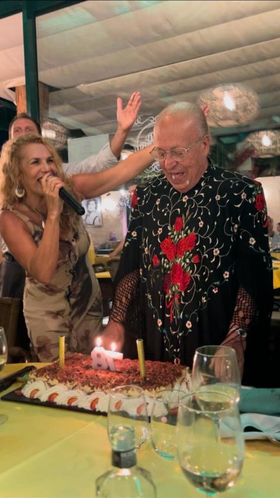 Rappel, emocionado, soplando las velas de su tarta de cumpleaños.